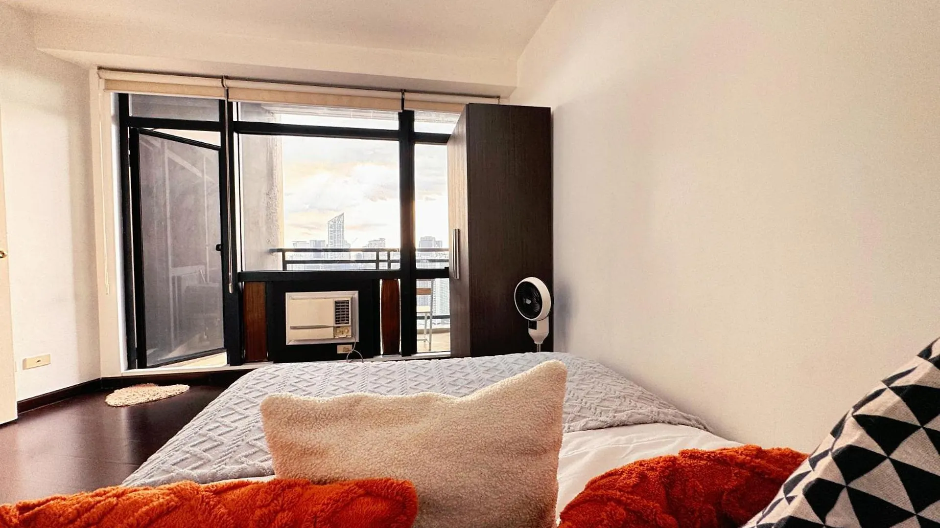 Hotel The Gramercy Residences 1Br Suite With 600Mbps Wifi Netflix & Free Amenities Makati City